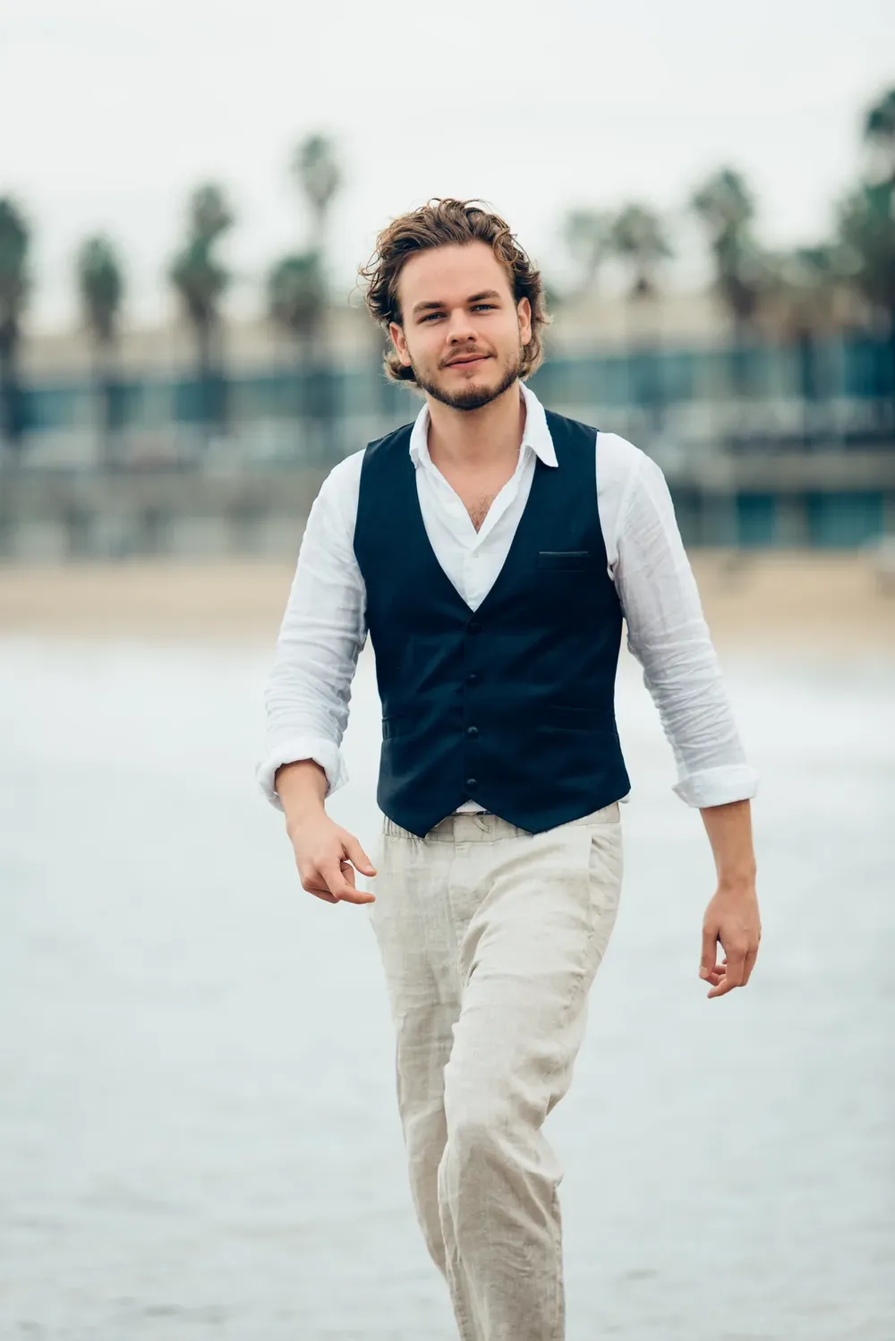 Nicolas Matt geht am Meer entlang